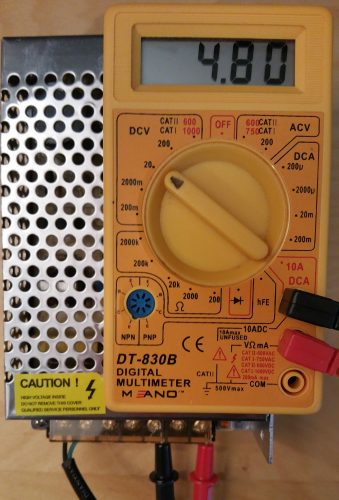 Multimeter am Schaltnetzteil des WS2801 LED Strip